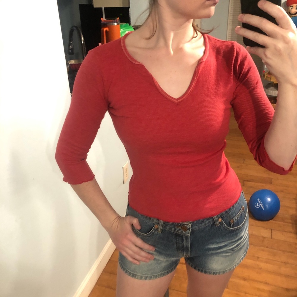 “Red paint” tee cropped sleeve top with v neck and lettuce trim